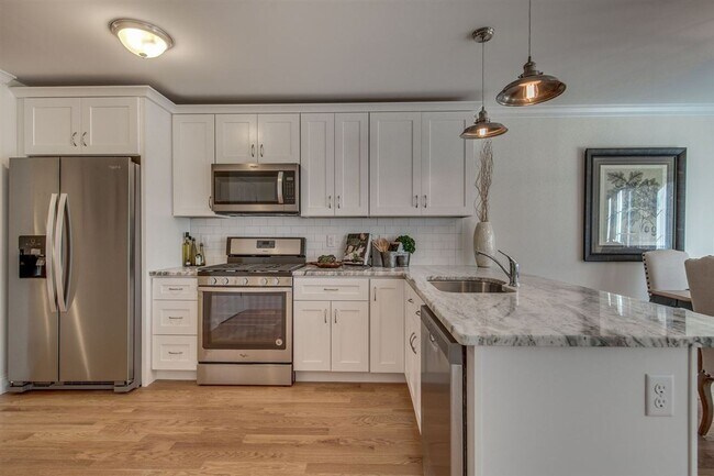 185 Woodview Way in Manchester, NH - Building Photo - Building Photo