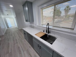 5136 E Falls View Dr in San Diego, CA - Building Photo - Building Photo