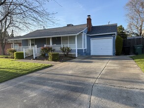 2415 Roslyn Way in Sacramento, CA - Building Photo - Building Photo