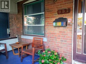 687 Dupont St in Toronto, ON - Building Photo