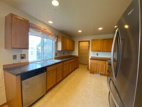 2013 Hammond Ave in Dupont, WA - Foto de edificio - Building Photo