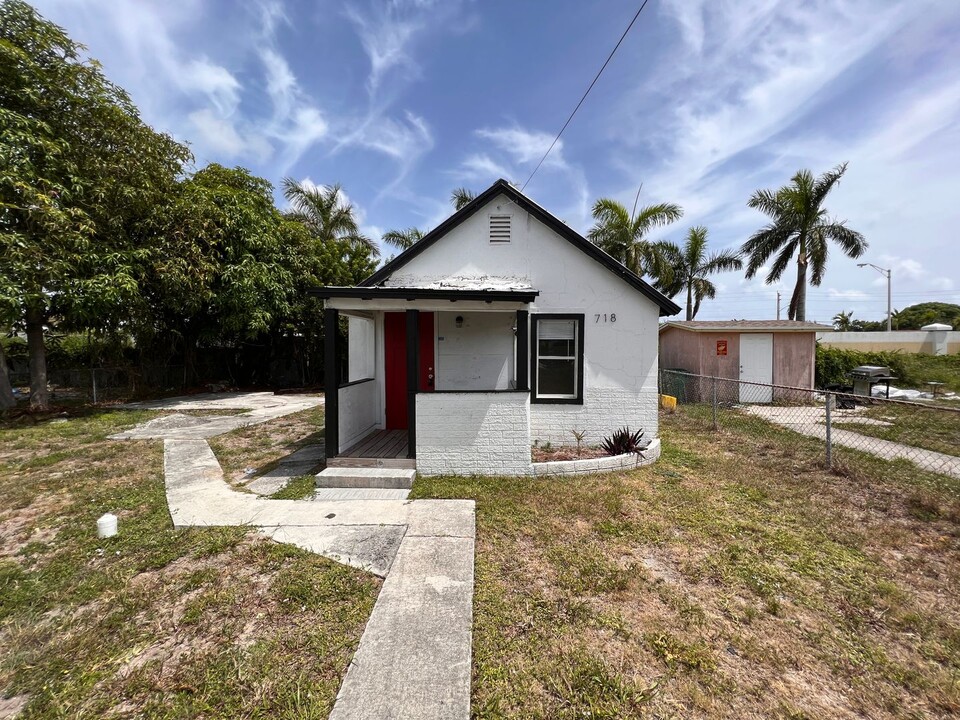 718 W 7th St in Riviera Beach, FL - Building Photo