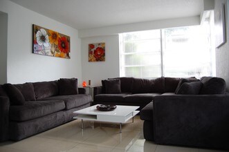 9800-9850 E Bay Harbor Ter in Miami Beach, FL - Foto de edificio - Building Photo