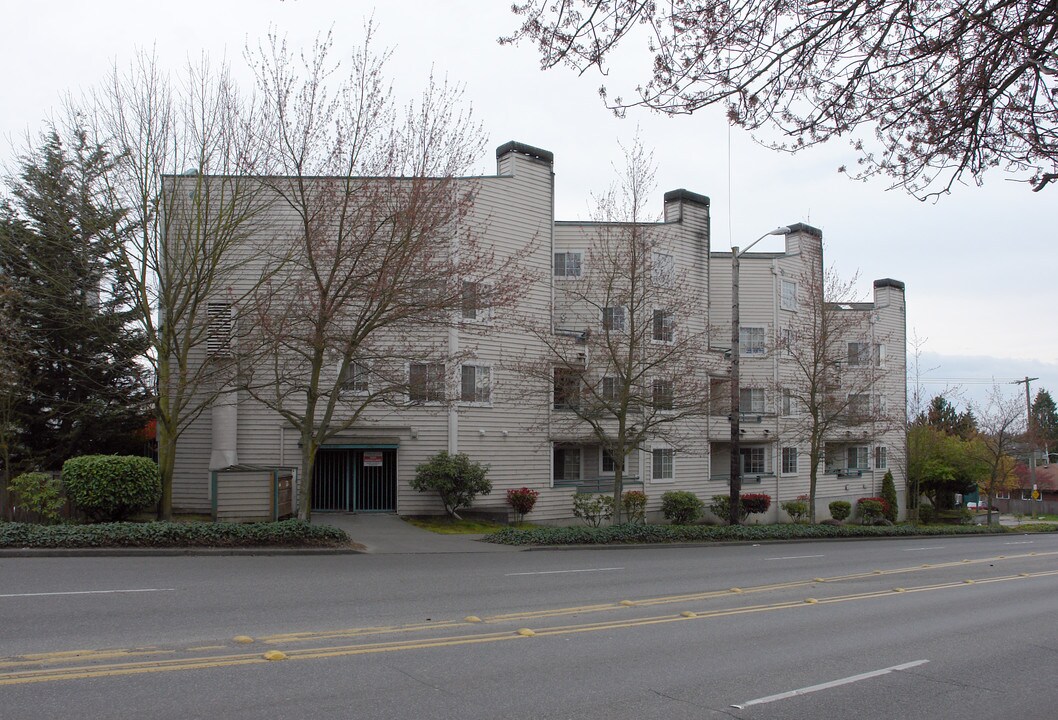 Hampton Court in Seattle, WA - Building Photo