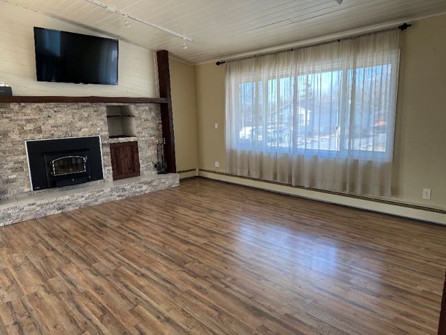 17634 Meadow Creek Dr in Anchorage, AK - Foto de edificio - Building Photo