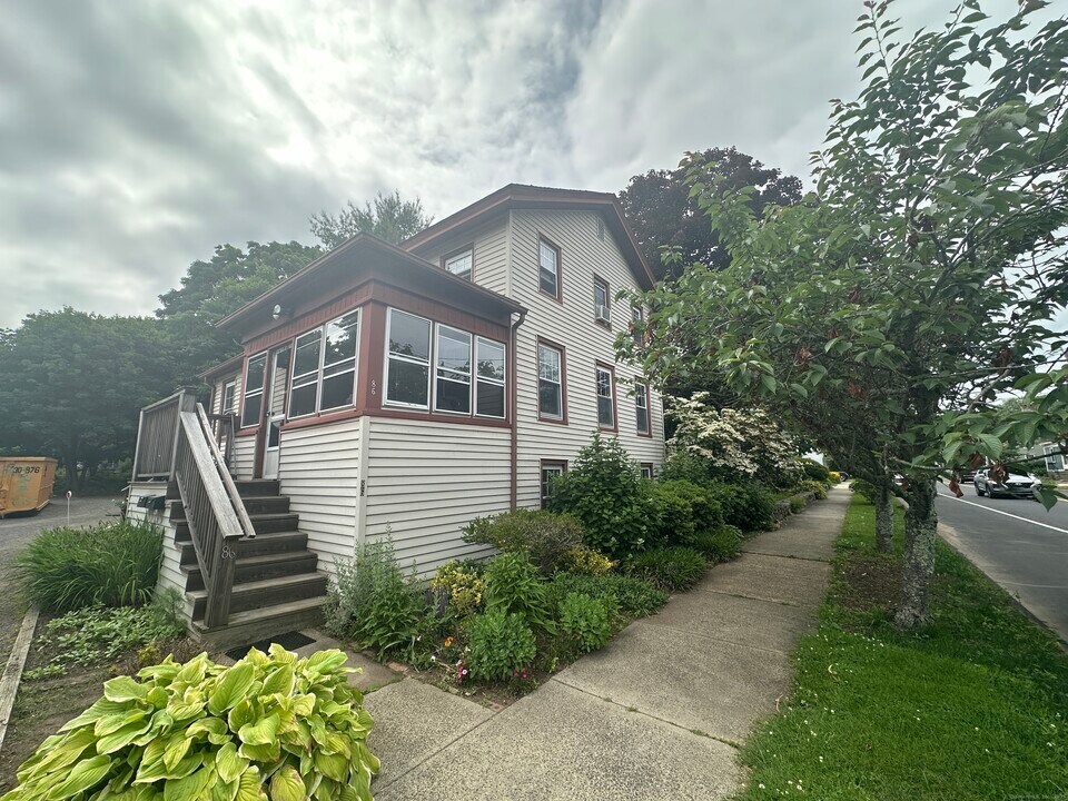86 State St in Guilford, CT - Building Photo