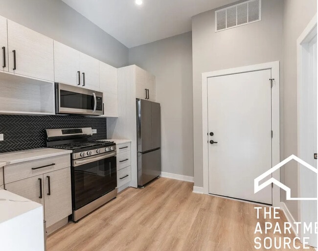 1104 W Taylor St, Unit 2R in Chicago, IL - Building Photo - Building Photo