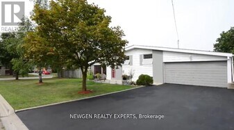 11 Lawrence Crescent in Brampton, ON - Building Photo