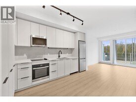 3075 Murray St in Port Moody, BC - Building Photo