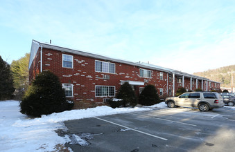 Lantern Court Apartments in Sunderland, MA - Building Photo - Building Photo