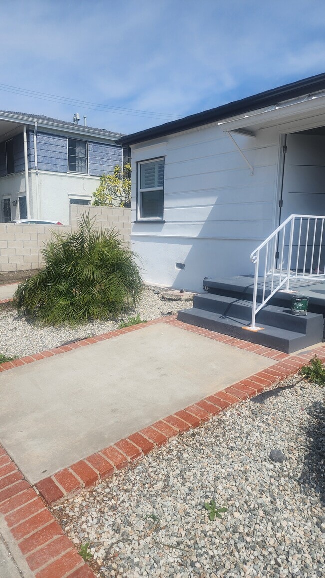 6067 Comey Ave, Unit 2 bedroom Unit