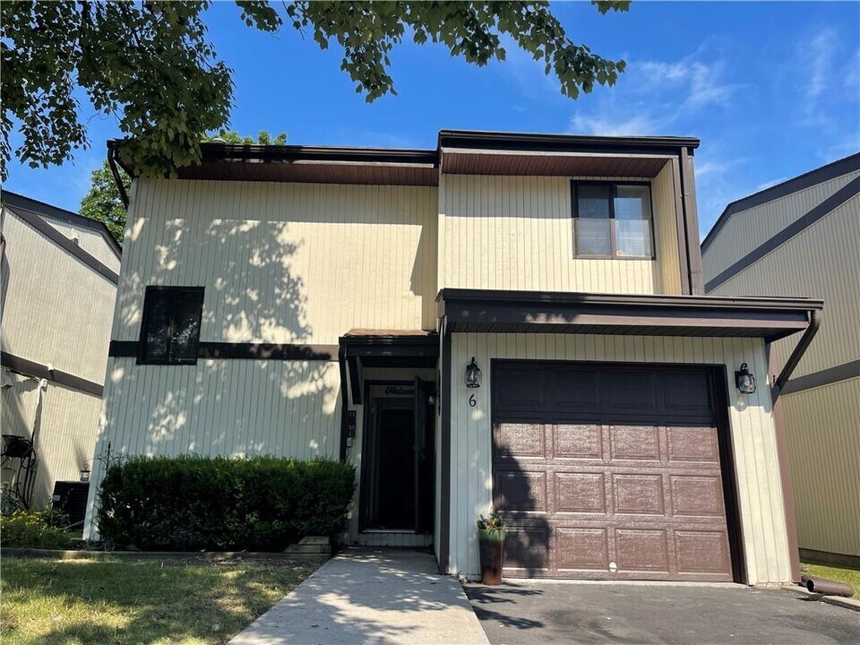 6 Charlotte Mews in Middletown, NY - Building Photo