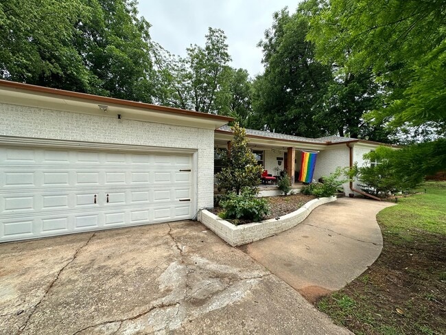 607 Garth Brooks Blvd in Yukon, OK - Building Photo - Building Photo