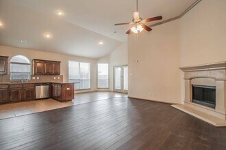 812 Olive Ct in Burleson, TX - Building Photo - Building Photo