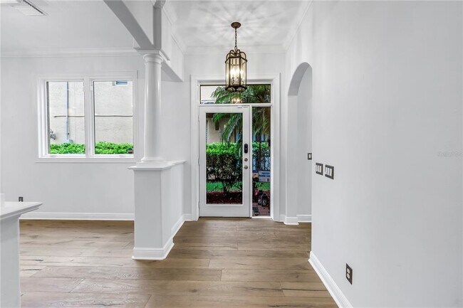 651 Saxony Blvd in St. Petersburg, FL - Building Photo - Building Photo