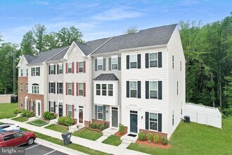 716 River Crest Way in Fredericksburg, VA - Building Photo - Building Photo