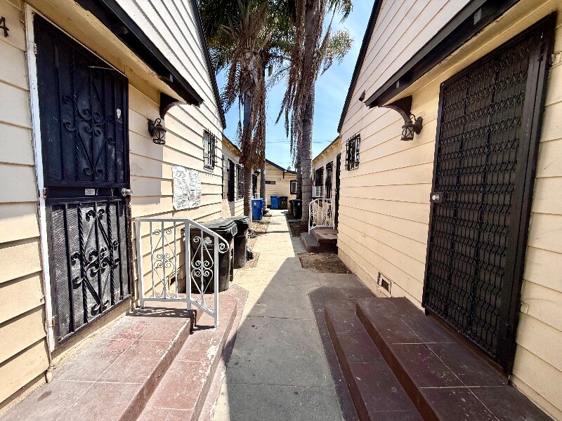 534 W 77th St in Los Angeles, CA - Building Photo