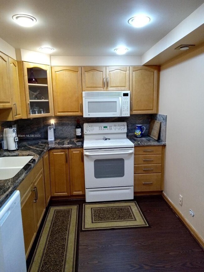 1000 St Charles Pl in Pembroke Pines, FL - Building Photo - Building Photo