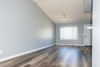 8918 Elmcreek Dr in Louisville, KY - Building Photo - Building Photo