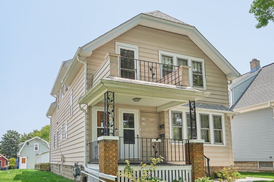 2170 S 64th St in West Allis, WI - Foto de edificio