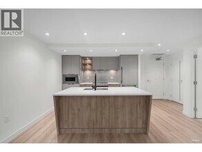 755 Harbourside Dr in North Vancouver, BC - Building Photo - Building Photo