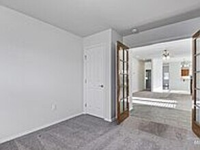 9948 W Sleepy Hollow Ln in Garden City, ID - Building Photo - Building Photo