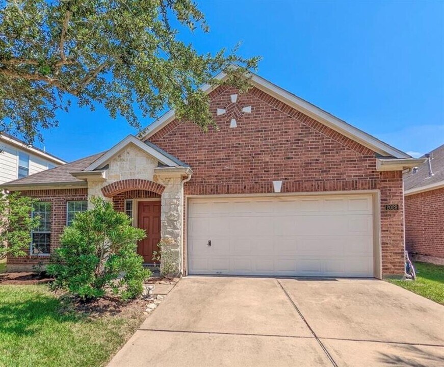 2029 Creek Run Dr in Pearland, TX - Building Photo
