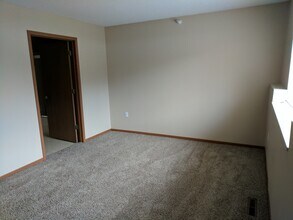 1310-1320 Wenig Rd NE in Cedar Rapids, IA - Foto de edificio - Building Photo