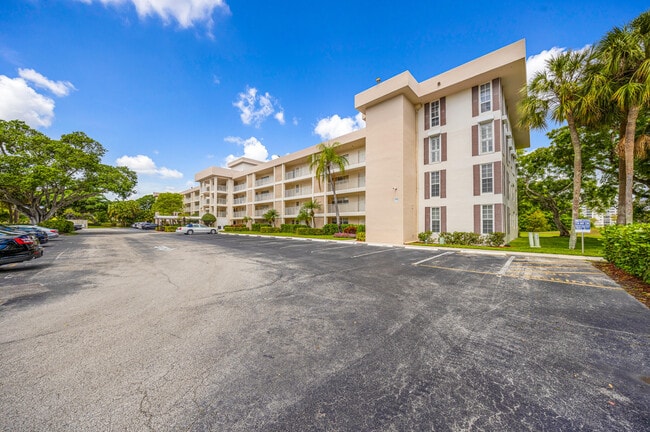 3151 S Palm Aire Dr in Pompano Beach, FL - Building Photo - Building Photo