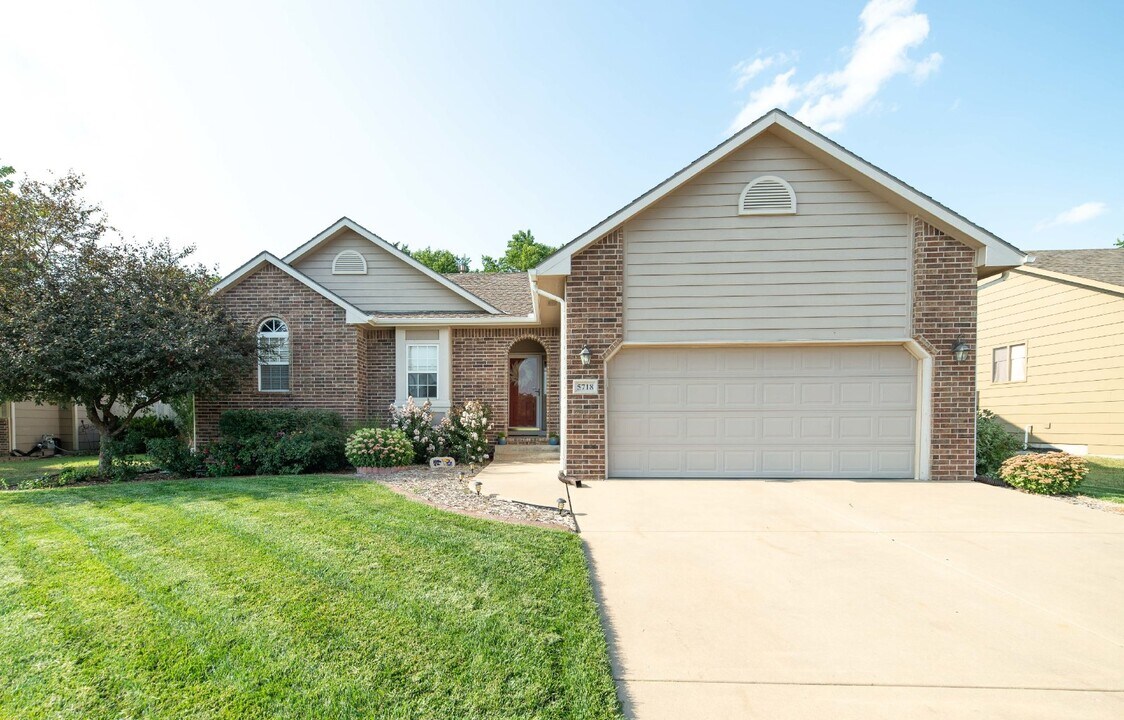 5718 E 49th St N in Bel Aire, KS - Building Photo