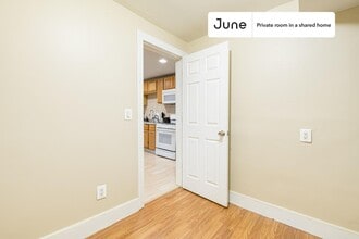 Private bedroom in 3 bed/1 bath Home in Chicago, IL - Building Photo - Building Photo