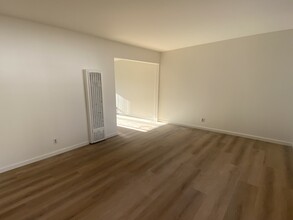 210 Murlagan Ave, Unit D in Mountain View, CA - Foto de edificio - Building Photo