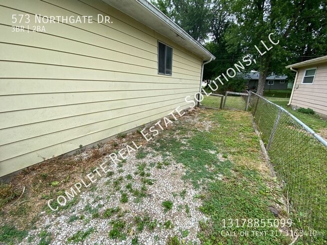 573 Northgate Dr in Greenwood, IN - Foto de edificio - Building Photo