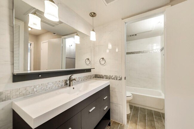 3827 Gilbert Ave, Unit 103 in Dallas, TX - Foto de edificio - Building Photo