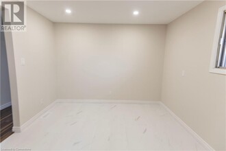 53 Obermeyer Dr in Kitchener, ON - Building Photo - Building Photo