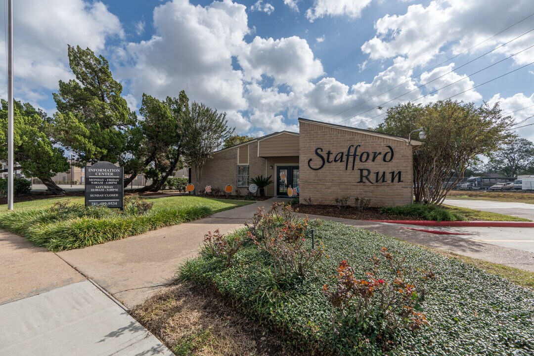 Stafford Run Apartments in Stafford, TX - Foto de edificio