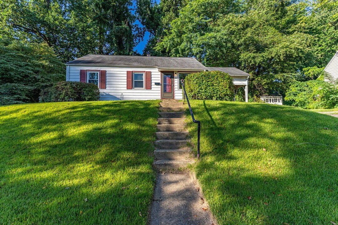 7713 Lunceford Ln in Falls Church, VA - Building Photo