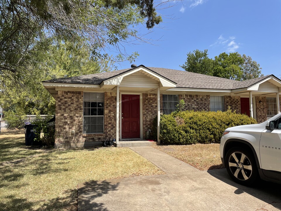 701 Llano in College Station, TX - Building Photo