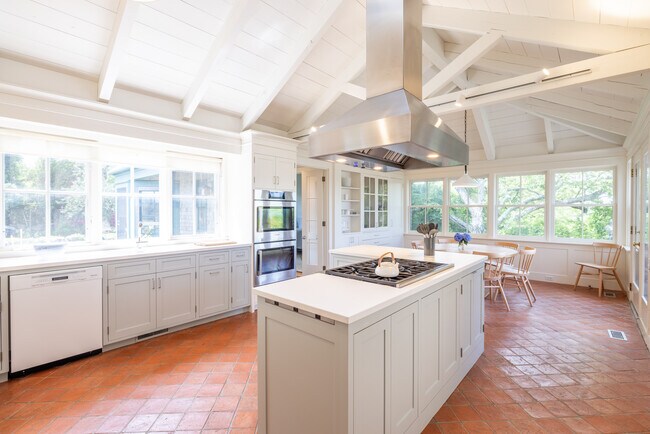 20 Eliot Ave in Chilmark, MA - Building Photo - Building Photo