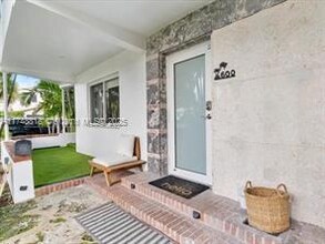 600 Surfside Blvd in Surfside, FL - Building Photo - Building Photo