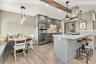 3649 SW 52nd Pl, Unit Apt #A in Portland, OR - Foto de edificio - Building Photo