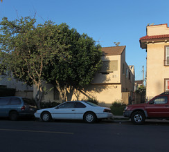 1027 S Burlington Ave in Los Angeles, CA - Foto de edificio - Building Photo