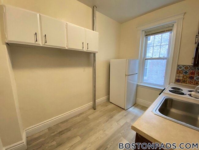 27 Park Dr in Boston, MA - Building Photo - Building Photo