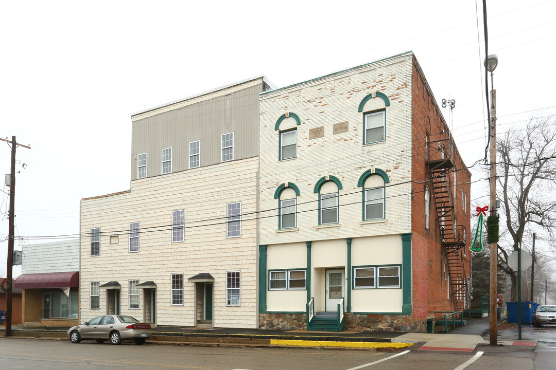 100-104 W Main St in North Adams, MI - Building Photo