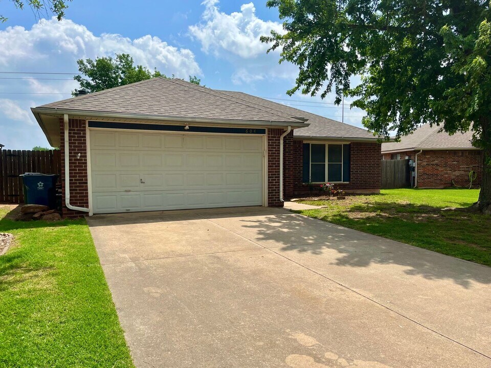 604 Earl A Rodkey Dr in Edmond, OK - Building Photo