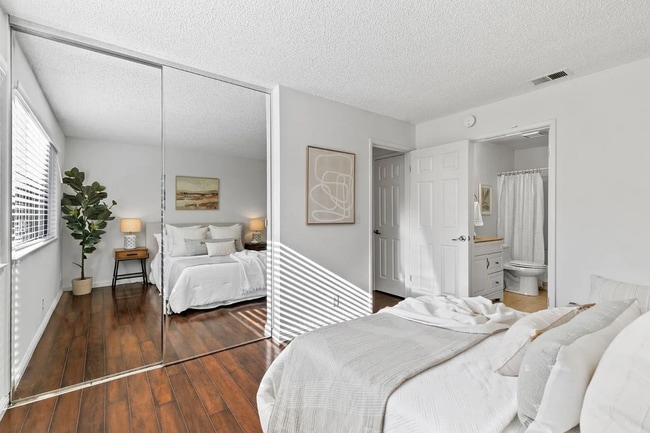 property at 2206 La Terrace Cir