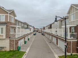 1 Eckford Ln in Brampton, ON - Building Photo