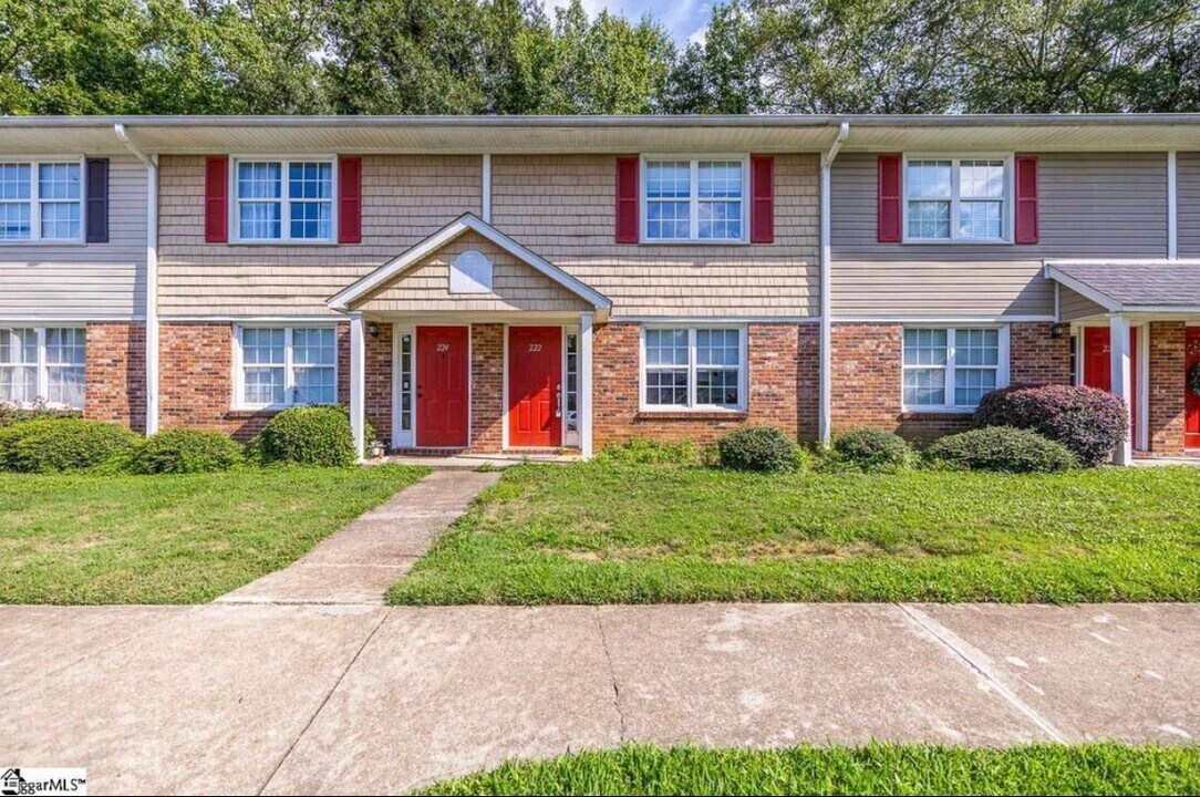 222 Emerald Park Ct in Simpsonville, SC - Building Photo
