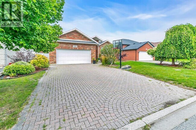 4906 Southwood Lakes Blvd in Windsor, ON - Building Photo - Building Photo