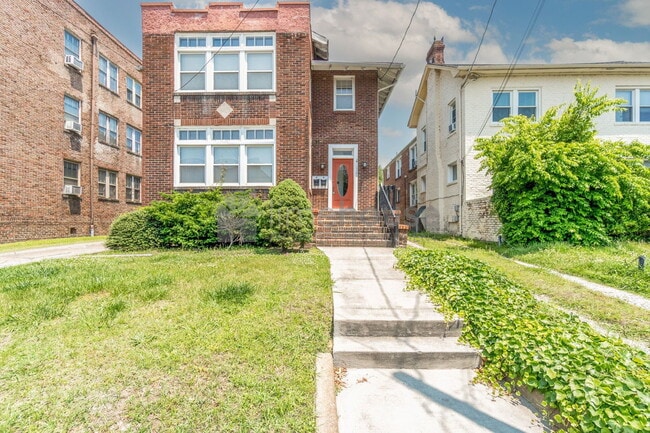 property at 1706 Hampton Blvd